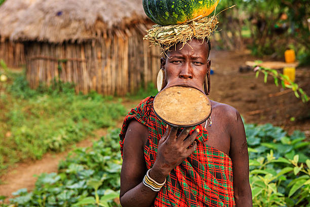 retrato de mujer de tribu mursi, etiopía, áfrica - village africa ethiopian culture ethiopia fotografías e imágenes de stock