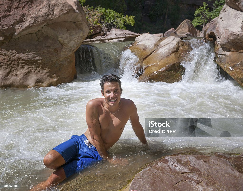 Turista si bagna in un ruscello di montagna, Parco Nazionale di Zion - Foto stock royalty-free di Acqua