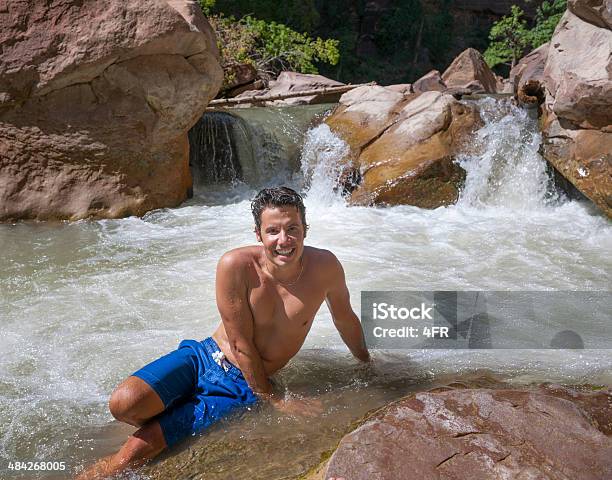 Turista Si Bagna In Un Ruscello Di Montagna Parco Nazionale Di Zion - Fotografie stock e altre immagini di Acqua