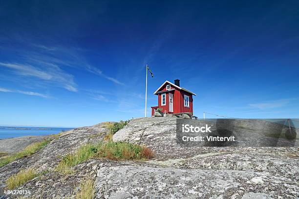 Foto de House e mais fotos de stock de Cabana - Casa - Cabana - Casa, Vermelho, Suécia