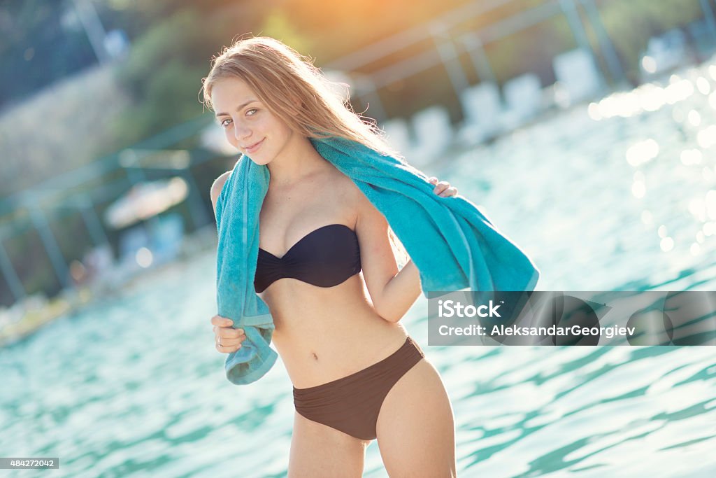 plug Voorverkoop Herenhuis Blonde Teenage Girl With Towel By The Swimming Pool Stock Photo - Download  Image Now - iStock