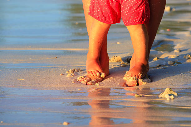 madre e bambino cammina sulla spiaggia a piedi - human foot barefoot sole of foot human toe foto e immagini stock