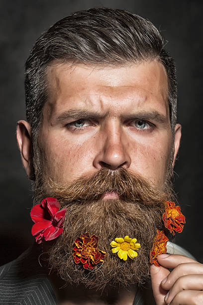 Mann mit flowerbed auf Gesicht – Foto