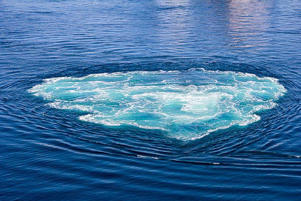 redemoinho de água do mar - green sea whirlpool bubble - fotografias e filmes do acervo