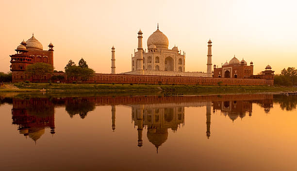 istock Sunset at the Taj Mahal 484285318