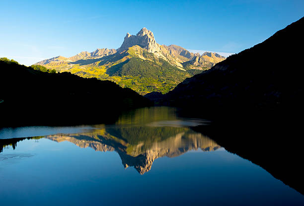 água, o lago e a montanha em tena valley - tena - fotografias e filmes do acervo