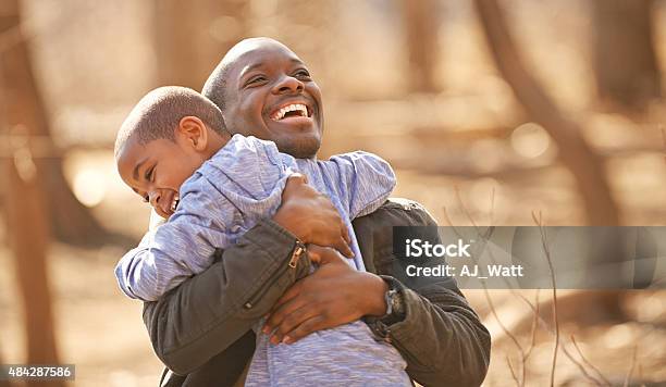 Der Beste Ort Um Sich In Ihrer Hugs Stockfoto und mehr Bilder von Vater - Vater, Sohn, Umarmen