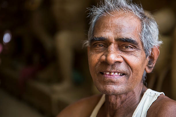 retrato de homem indiano, antigo, sorrindo para a câmara - old men asian ethnicity indian culture imagens e fotografias de stock