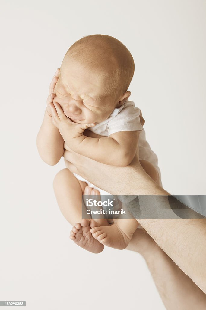Bebê recém-nascido triste ou dor, infeliz criança pequena - Foto de stock de 0-11 meses royalty-free