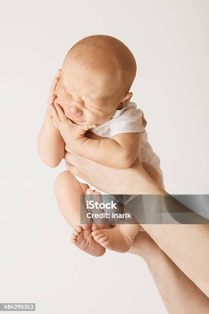 Foto de Bebê Recémnascido Triste Ou Dor Infeliz Criança Pequena e mais fotos de stock de 0-11 meses