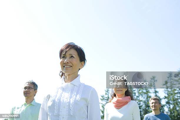 Two Senior Couples Standing Still Under Blue Sky 위를 보기에 대한 스톡 사진 및 기타 이미지 - 위를 보기, 일본 민족, 하늘