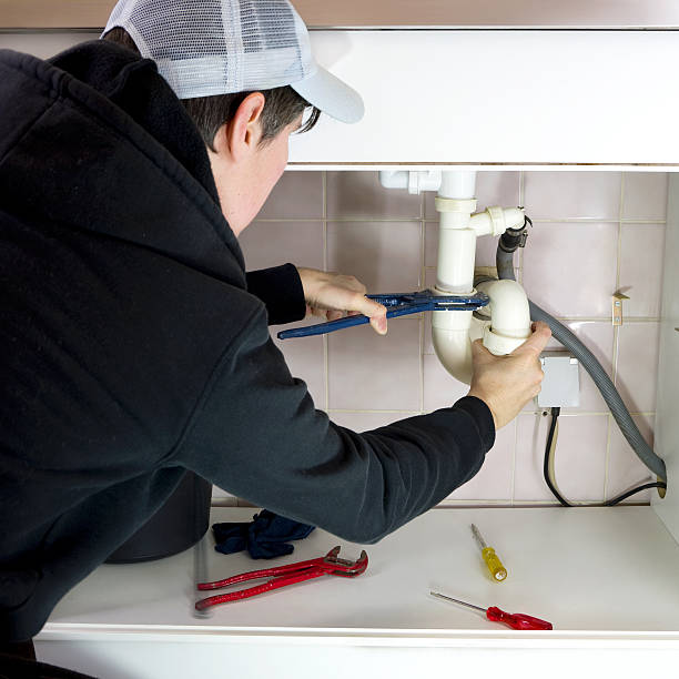istock plumber repairman 484291511