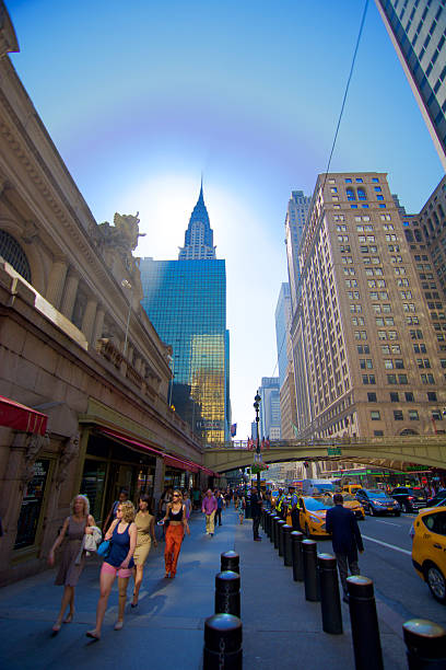 mulheres caminhando na cidade de nova york - chrysler building grand central station built structure midtown manhattan - fotografias e filmes do acervo