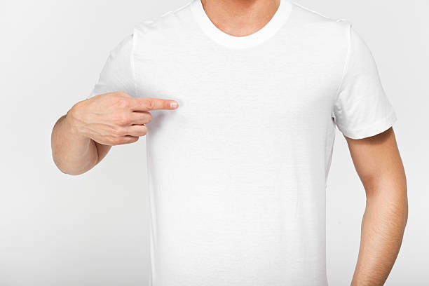 homme en t-shirt blanc pointant son de la poitrine - torso male white men photos et images de collection