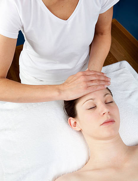 weibliche heilpraktiker im spa - alternative medicine health spa spa treatment breathing exercise stock-fotos und bilder