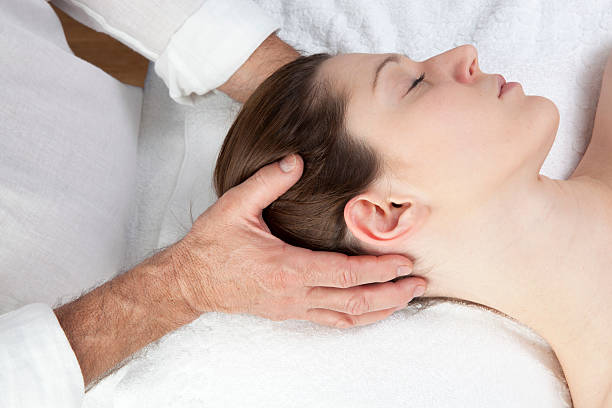 поиск для упругости в плече - massaging alternative medicine headache women стоковые фото и изображения