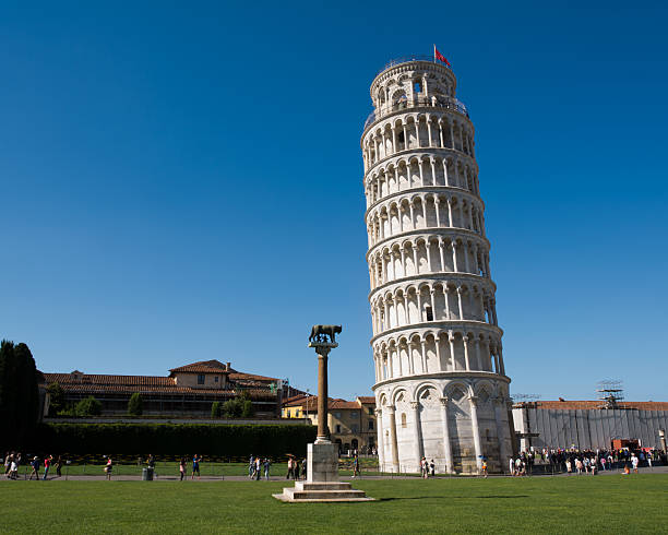 a pasos de las calles de pisa - roman mythology fotos fotografías e imágenes de stock