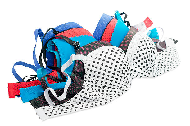 Różnorodne biustonosze damskie w różnych kolorach i wzorach.