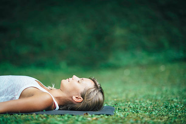 lo yoga shavasana - lying on back foto e immagini stock