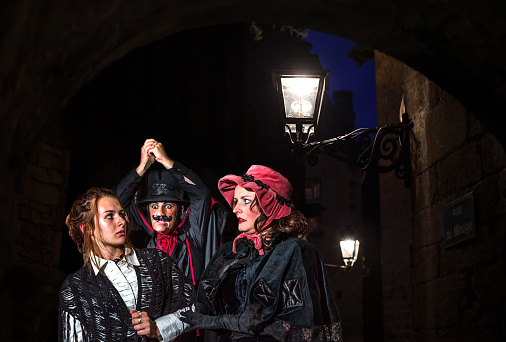 Jack el Ripper atacando dos jóvenes mujeres victoriano photo