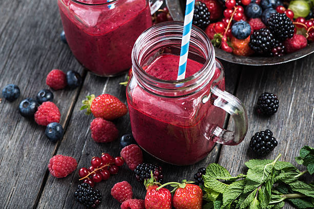 sommer beeren-smoothie in mason jar - smoothie stock-fotos und bilder