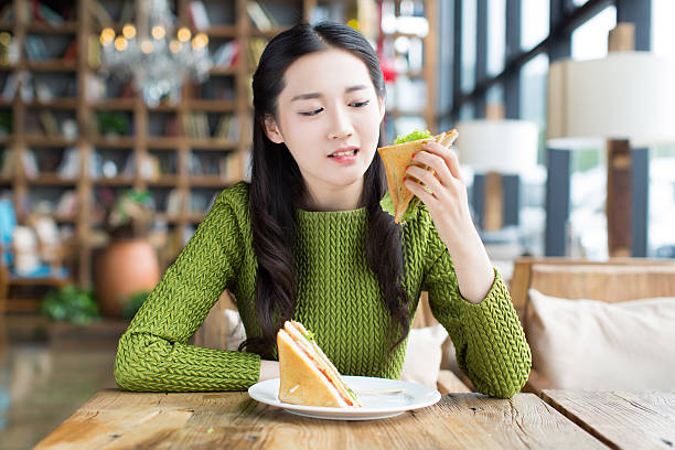 girls like to eat sandwiches quiet Asian girl in the restaurant to prepare your meals chinese ethnicity china restaurant eating stock pictures, royalty-free photos & images