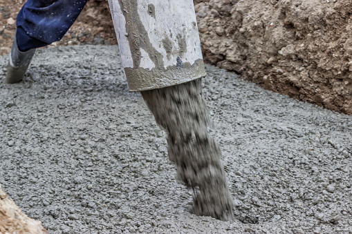 aiming and placing concrete using crane and skip method, aiming during concrete