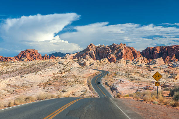 valley of fire, nevada, usa - road winding road car country road zdjęcia i obrazy z banku zdjęć