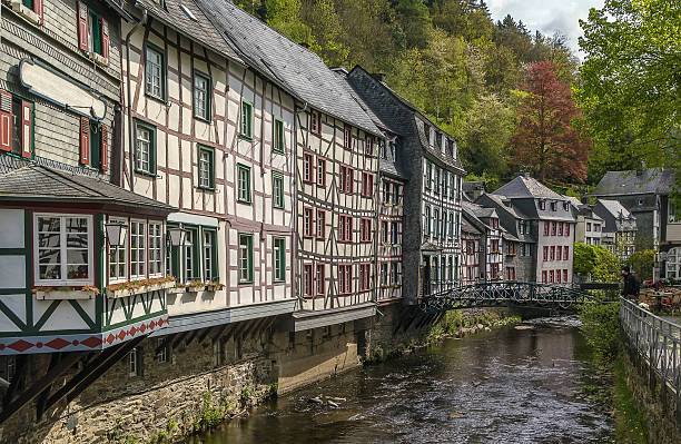 rur casas junto al río, monschau, alemania - monschau fotografías e imágenes de stock