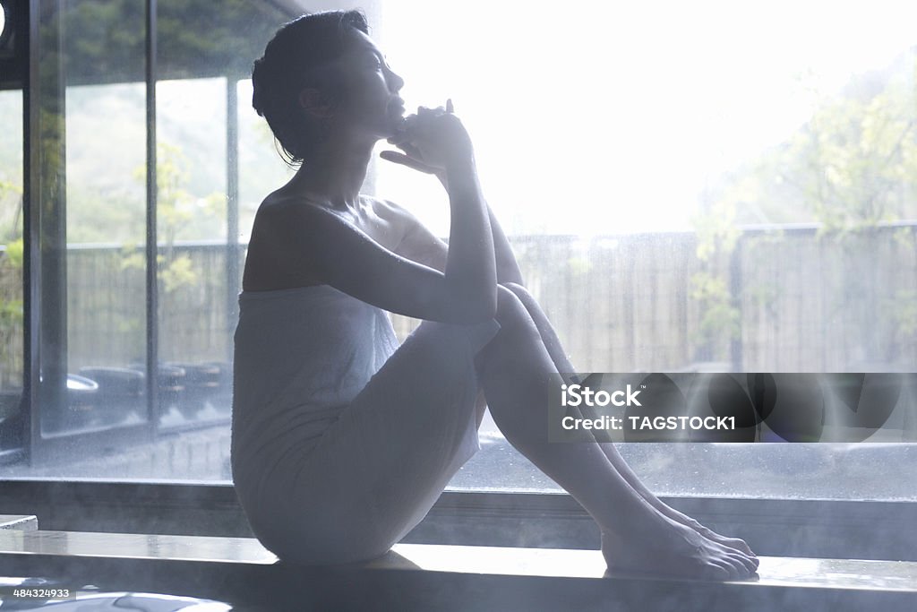 Mujer relajante en piscina de resorte - Foto de stock de Fuente Termal libre de derechos