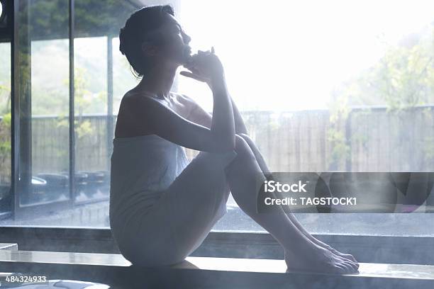 Mujer Relajante En Piscina De Resorte Foto de stock y más banco de imágenes de Fuente Termal - Fuente Termal, Japonés - Oriental, 20 a 29 años