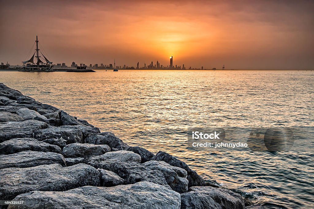 Coucher de soleil sur la ville de Koweït - Photo de Arabie libre de droits
