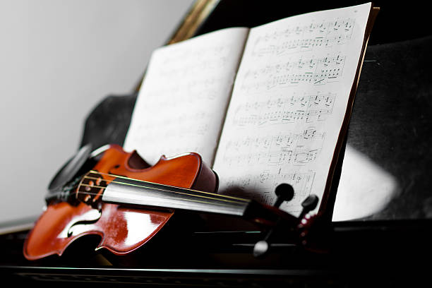 concepto de la música clásica - musical instrument violin sheet music music fotografías e imágenes de stock