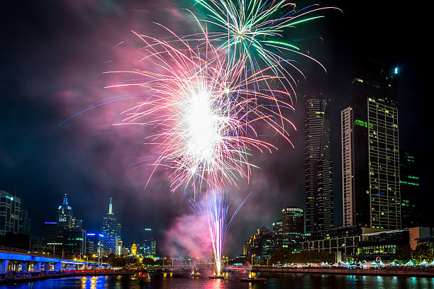 fuegos artificiales en el centro de la ciudad de melbourne, australia - yarras edge fotografías e imágenes de stock