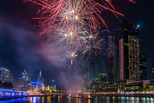 fuegos artificiales en el centro de la ciudad de melbourne, australia - yarras edge fotografías e imágenes de stock