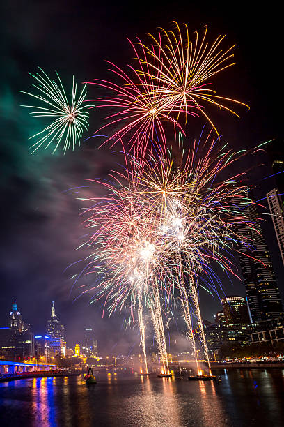 fogos de artifício do centro da cidade de melbourne, austrália - yarras edge - fotografias e filmes do acervo