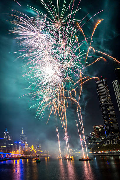 fogos de artifício do centro da cidade de melbourne, austrália - yarras edge - fotografias e filmes do acervo