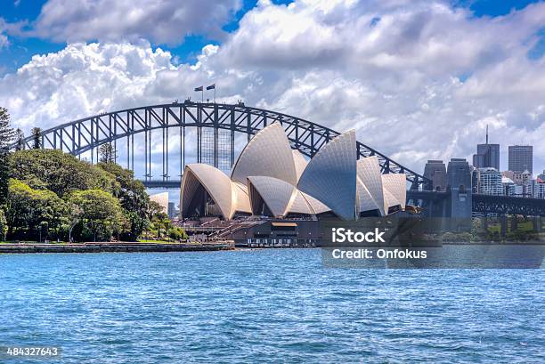 Ciudad De La Ópera De Sydney Y El Puente Del Puerto Durante El Día Foto de stock y más banco de imágenes de Agua