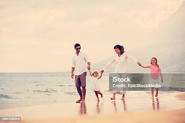 Família De Quatro Membros A Caminhar Na Praia - Fotografias de stock e mais imagens de Adulto - Adulto, Alegria, Amor