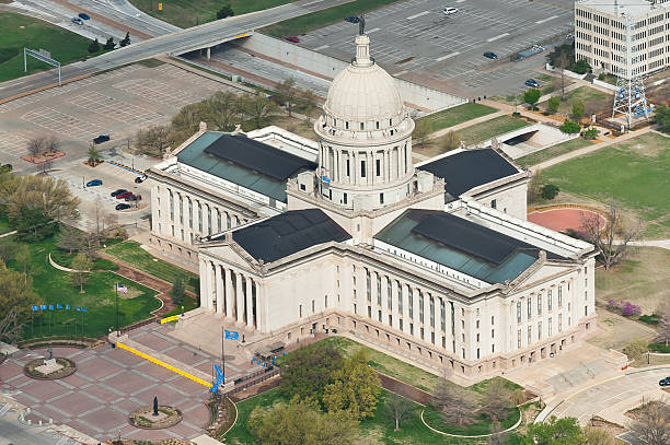 oklahoma state capitol building, vista aérea - oklahoma state capitol - fotografias e filmes do acervo