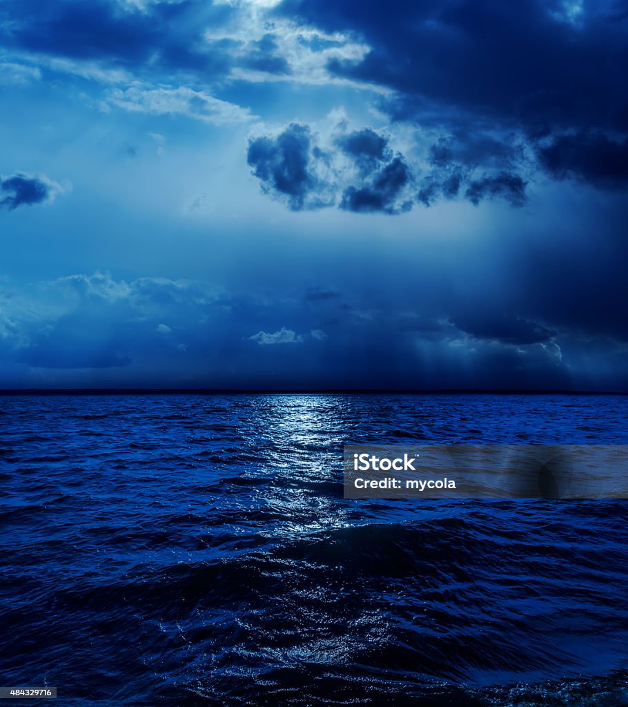 Ánh Trăng Trong Những Đám Mây Trên Mặt Nước Hình ảnh Sẵn có - Tải ...