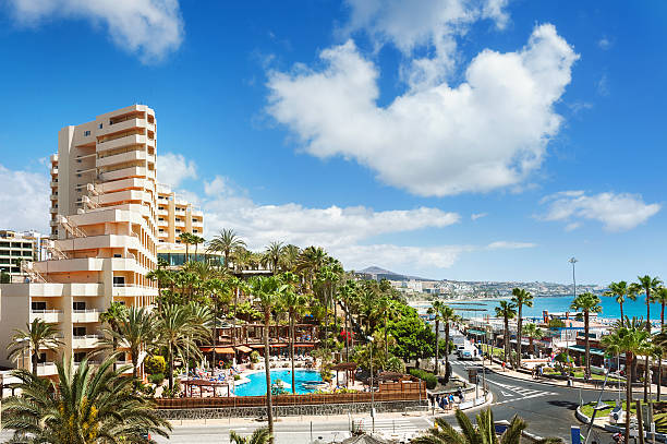 resort playa del inglés na cidade. maspalomas. gran canaria. - sky travel destinations tourism canary islands imagens e fotografias de stock