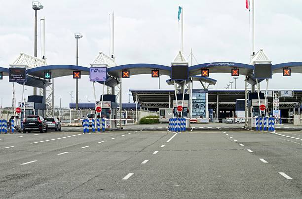 grenzkontrollen im hafen von calais, frankreich - border control stock-fotos und bilder