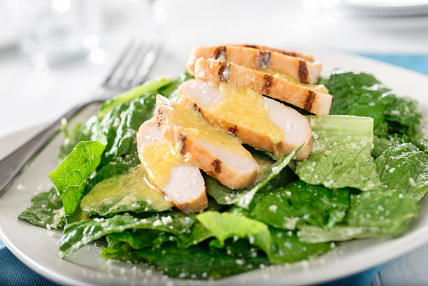 салат цезарь - grilled chicken salad salad dressing food стоковые фото и изображения