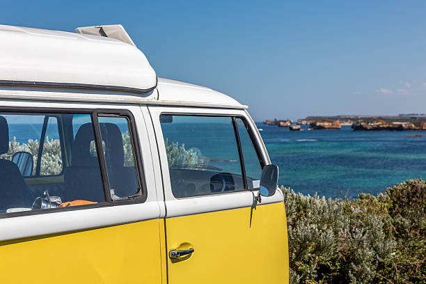 campervan auf die great ocean road, victoria, australien - australian culture scenics australia panoramic stock-fotos und bilder