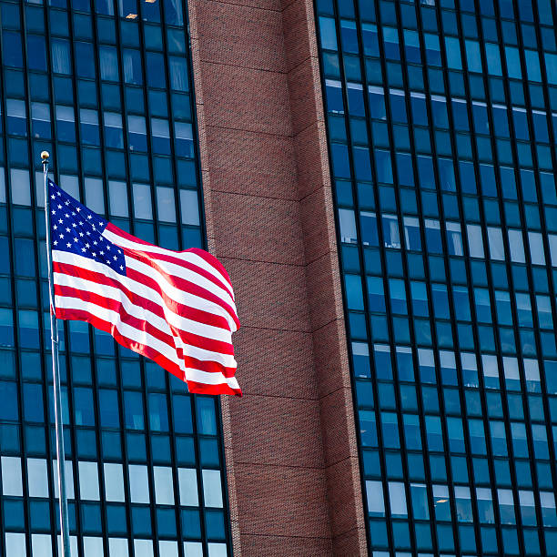 アメリカ国旗を振ってフロントオフィスビルのガラスの窓 - flag glass striped fourth of july ストックフォトと画像
