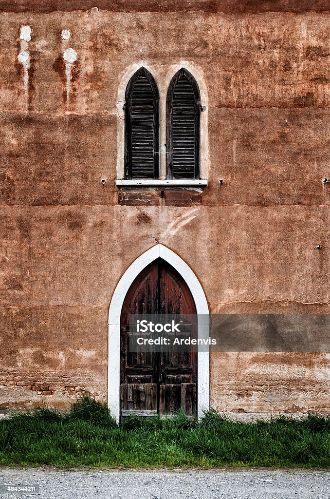 Antico edificio abbandonato effetto texture in legno porte e finestre - Foto stock royalty-free di Abbandonato