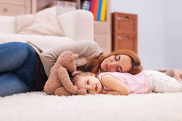 zeit für ein kurzes nickerchen in den tag - lullaby stock-fotos und bilder