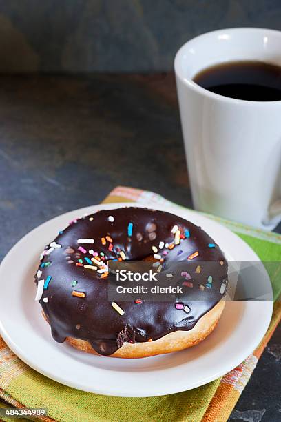 Foto de Donut Com Cobertura Recémassados e mais fotos de stock de Alimentação Não-saudável - Alimentação Não-saudável, Bebida quente, Bola doce