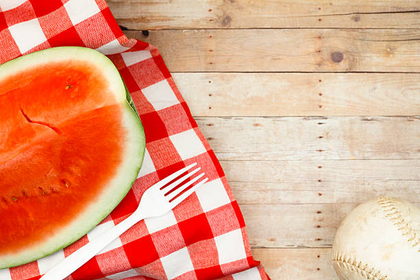 ソフトボールピクニック - picnic watermelon tablecloth picnic table ストックフォトと画像